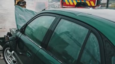 Yaklaş, arka plandaki itfaiye aracı kaza yapmış. Araba kazası.