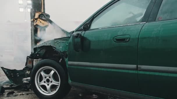 De cerca, humo del coche destrozado con camión de bomberos en el fondo. Accidente de coche — Vídeos de Stock