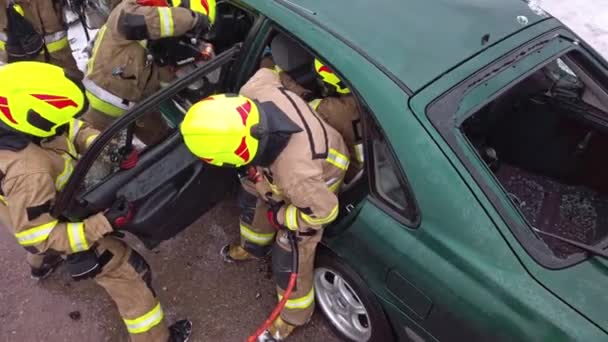 Pompier coupant des portes de voiture avec coupe hydraulique. Accident de voiture — Video