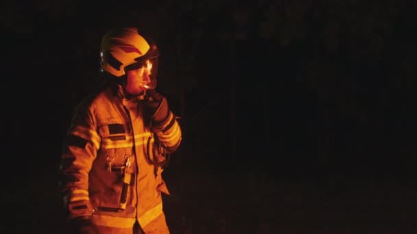 Brandman i full uniform på olycksplatsen på natten — Stockvideo