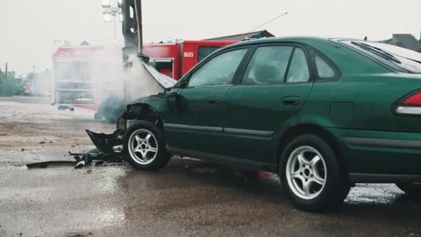 Rauch aus Autowracks mit Feuerwehrauto im Hintergrund. Autounfall. Dolly in — Stockvideo