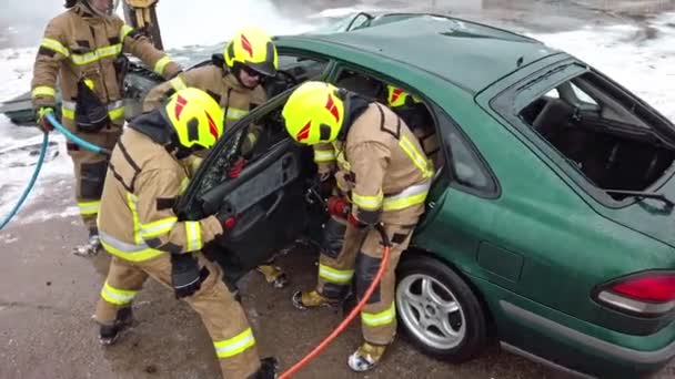 Firefighter cutting car doors with hydraulic cutter. Car accident — Stock Video