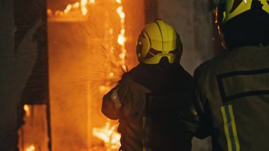 İtfaiyeciler yangını hortumla söndürür. Yangın tatbikatı. Arka plan