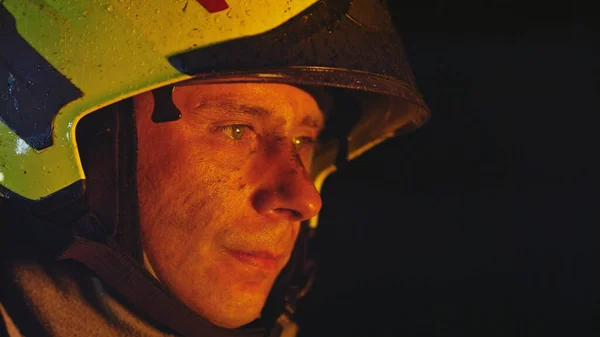 Retrato de um bombeiro no capacete. — Fotografia de Stock