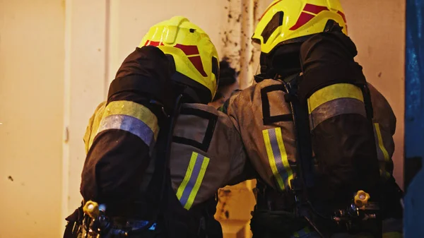 Feuerwehrleute brechen in brennendes Haus ein — Stockfoto