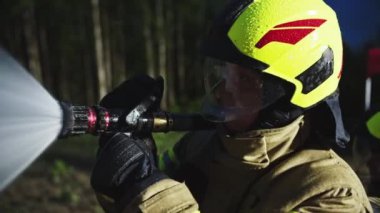 İtfaiyeci yangını hortumla söndürdü. Yangın tatbikatı.