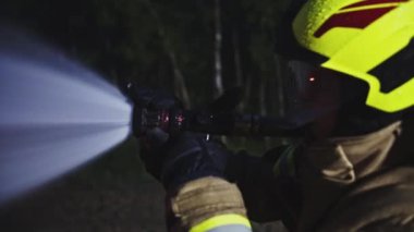 İtfaiyeci yangını hortumla söndürdü. Yangın tatbikatı.