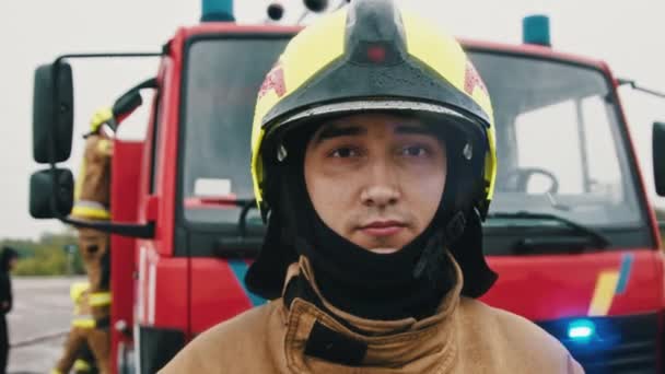 Portrait du pompier en uniforme complet prêt pour le sauvetage. Mouvement lent — Video