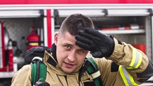 Portret van brandweerman voor de brandweerwagen — Stockvideo