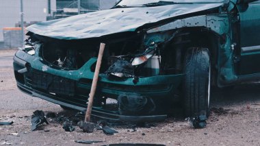 Kaza yapmış araba, araba kazası. 