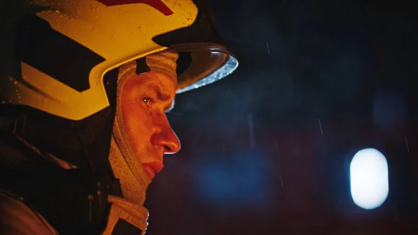 Retrato de um bombeiro em ação em uniforme completo. Treinamento de bombeiros, broca de incêndio — Fotografia de Stock