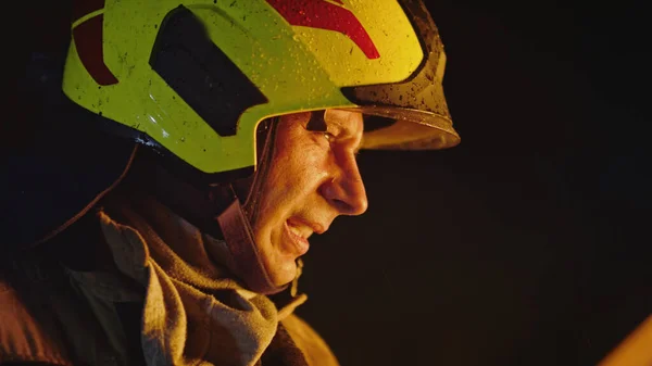 Potret seorang petugas pemadam kebakaran di helm. — Stok Foto