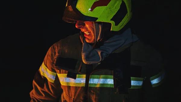Retrato de um bombeiro no capacete. — Fotografia de Stock