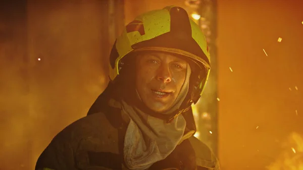 Retrato de un bombero en casco. —  Fotos de Stock