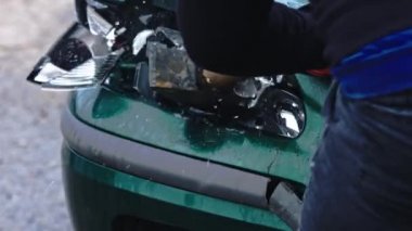 Yaklaş, adamım. Arabanın ışıklarını büyük çekiçle kır.