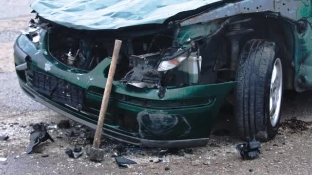Κοντινό τρακαρισμένο αυτοκίνητο, αυτοκινητιστικό ατύχημα — Αρχείο Βίντεο