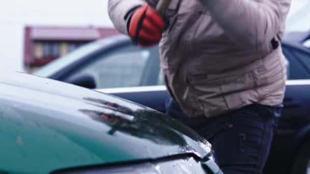 Homem irritado quebrando carro com martelo grande. Conceito de terror e vandalismo — Vídeo de Stock