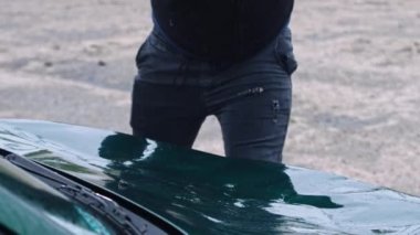 Kızgın adam büyük çekiçle araba kırıyor. Terör ve vandalizm kavramı