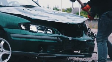 Yaklaş, adamım. Arabanın ışıklarını büyük çekiçle kır.