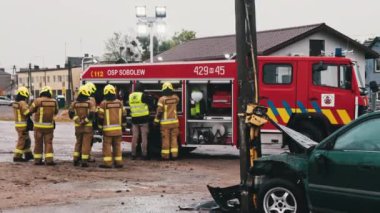 Varşova, Polonya - İtfaiyeciler araba kazası mahallinde