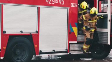 Varşova, Polonya - İtfaiyeciler araba kazası mahallinde