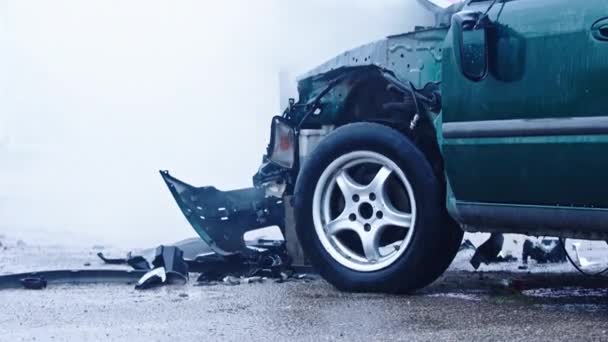 Rauch aus Autowracks mit Feuerwehrauto im Hintergrund. Autounfall — Stockvideo