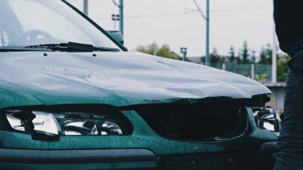 De cerca, el hombre rompe las luces del coche con un gran martillo — Vídeos de Stock