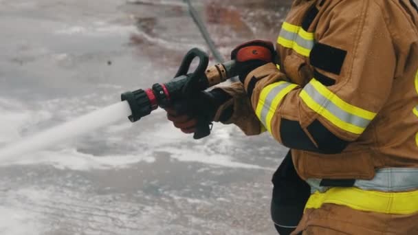 Close up, firefigter extinguish fire with the hose — Stock Video