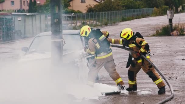 Varşova, Polonya 05.30.2020 Yangın tatbikatı. İtfaiyeciler yanan arabadaki yangını köpükle söndürüyor. — Stok video