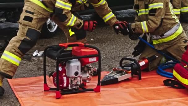 Warsaw, Poland 05.30.2020 Firefighters preparing the hose wor hidraulic cutter on the car crash scene — Stock Video