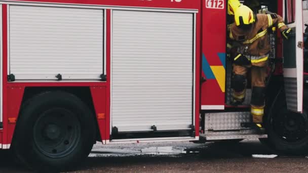 Варшава, Польша - пожарные на месте аварии — стоковое видео