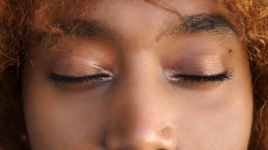 Kapalı gözlü Afrikalı Amerikalı siyahi kadını yakından çek.