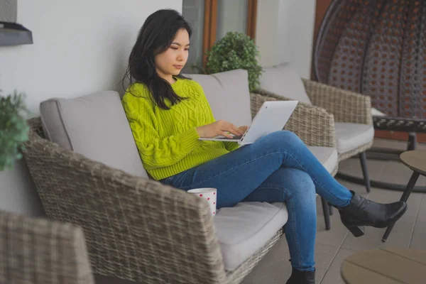 Mujer asiática joven, freelancer, trabajando en su portátil. Aprendizaje a distancia o concepto de trabajo remoto — Foto de Stock