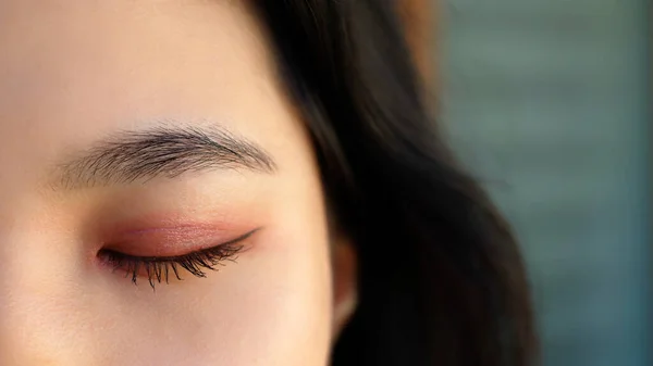 Close up, eye with pink eyeshadow. asian woman — Stock Photo, Image