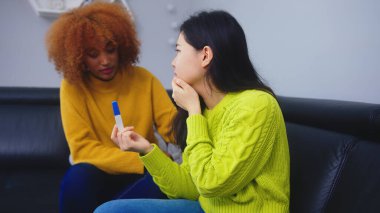 İstenmeyen hamilelik kavramı. En iyi arkadaşlar pozitif hamilelik testiyle hayal kırıklığına uğradı.