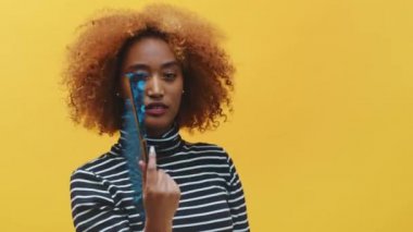 Genç Afrikalı Amerikalı siyahi kadın sıcaktan muzdarip, el sallıyor