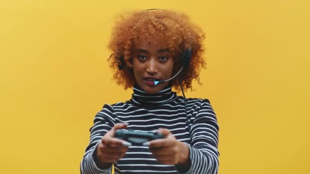 Afričanky americká černošky žena s headset profesionální hráč hrát videohry pomocí joystick — Stock video