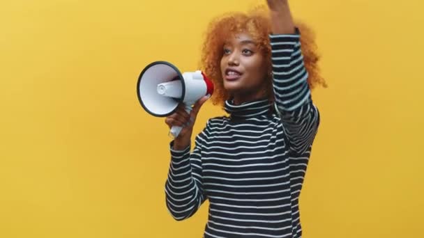 Mujer negra afroamericana con el pelo rizado gritando en el megáfono — Vídeo de stock