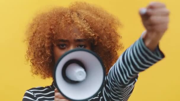 Африканская американская черная женщина с вьющимися волосами кричит в громкоговоритель — стоковое видео