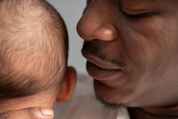 De cerca, padre negro sosteniendo al bebé mulato. concepto de familia de raza mixta — Foto de Stock