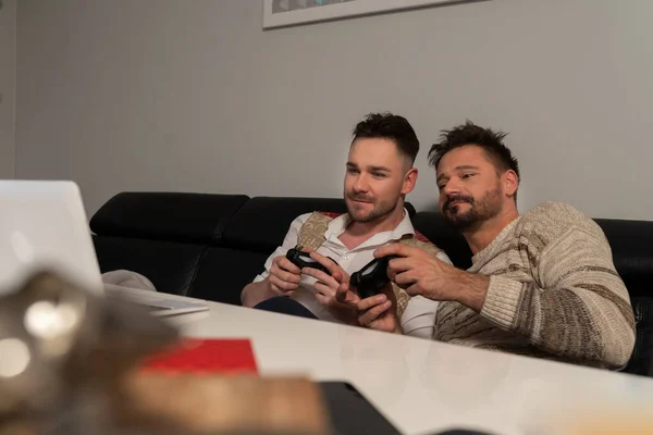 Joven pareja gay jugando videojuegos usando controlador alegre. Estilo de vida de las parejas del mismo sexo —  Fotos de Stock