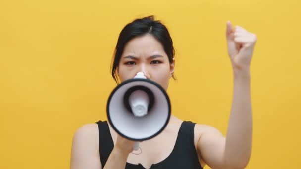 Retrato de enojado apasionado joven asiático mujer gritando en el altavoz — Vídeo de stock