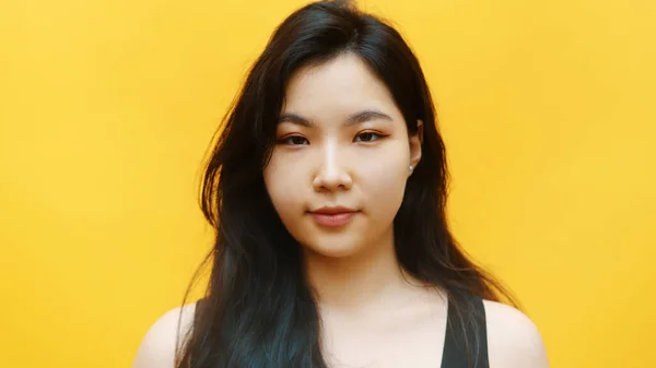 Портрет молодої азіатки ізольовані на жовтому тлі — стокове фото