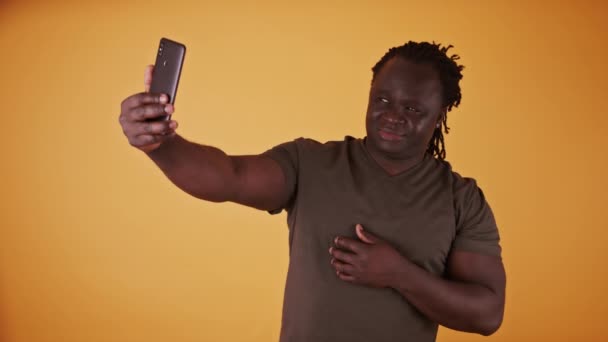 Ung afrikansk amerikansk svart man med hjälp av smartphone för att ta selfie. — Stockvideo