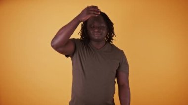 Afrikalı Amerikalı siyahi adam elini alnına koydu.. 