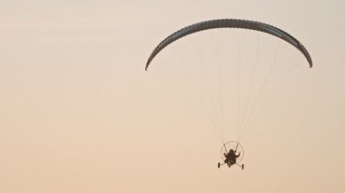 Paramotor Tandem süzülüyor ve havada uçuyor. Boşluğu kopyala