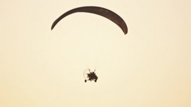 Tandem Paramotor Süzülüyor - havada süzülüp uçan iki adam