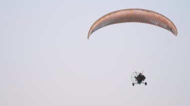 Paramotor Tandem süzülüyor ve havada uçuyor. Boşluğu kopyala