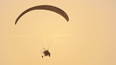 Paramotor Tandem süzülüyor ve havada uçuyor. Boşluğu kopyala