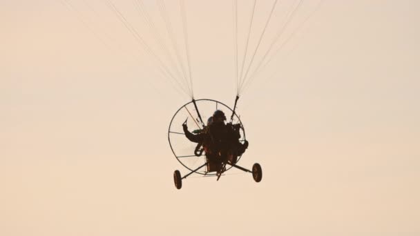 Tandem Paramotor Gliding - δύο άνδρες που πετούν και γλιστρούν στον αέρα — Αρχείο Βίντεο